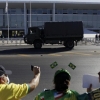 Blindados da Marinha desfilam em Brasília no dia em que Câmara discute voto impresso